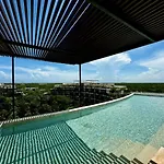 Beautiful Loft Minutes From The Sea!